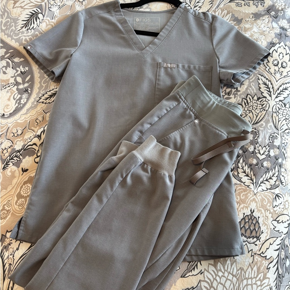 RARE limited edition Space Grey Figs scrubs set